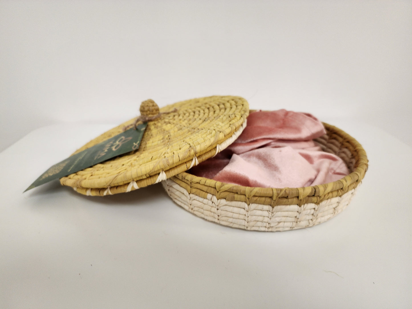 Artisanal Vegetal Fiber basket with cover