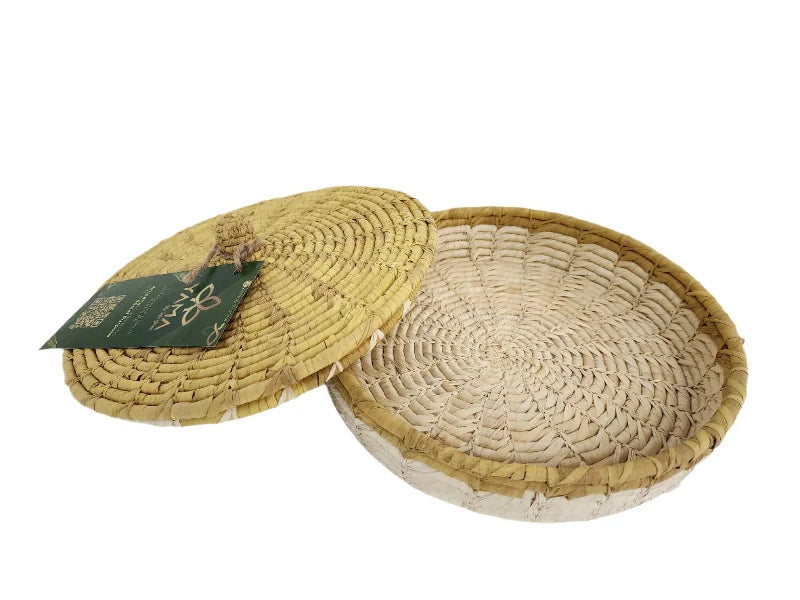 This artisanal bread basket is handcrafted from eco-friendly fique fiber, ensuring it is food-safe and free from lead. 