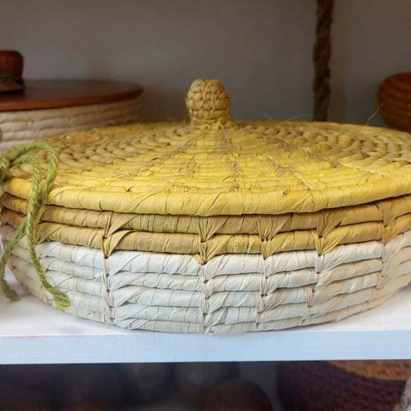 This artisanal bread basket is handcrafted from eco-friendly fique fiber, ensuring it is food-safe and free from lead. 