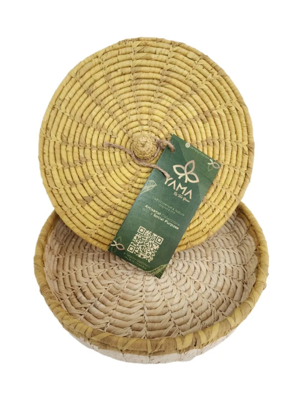This artisanal bread basket is handcrafted from eco-friendly fique fiber, ensuring it is food-safe and free from lead. 