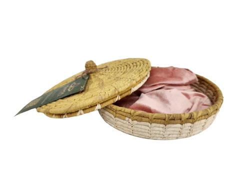 This artisanal bread basket is handcrafted from eco-friendly fique fiber, ensuring it is food-safe and free from lead. 