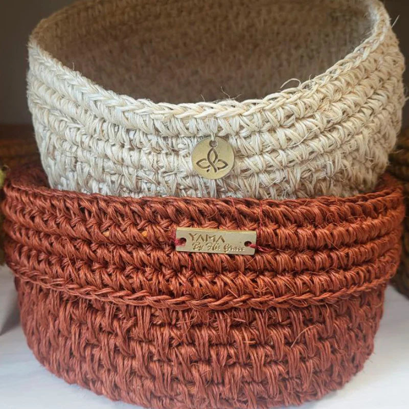 Add a touch of rustic charm to your dining experience with our handwoven bread basket, crafted from eco-friendly, lead-free natural fibers. Featuring a dual-tone design in terracotta and soft white, this artisan-made piece is perfect for serving fresh bread or as a versatile storage solution. Each basket reflects the skill and tradition of Colombian craftsmanship.