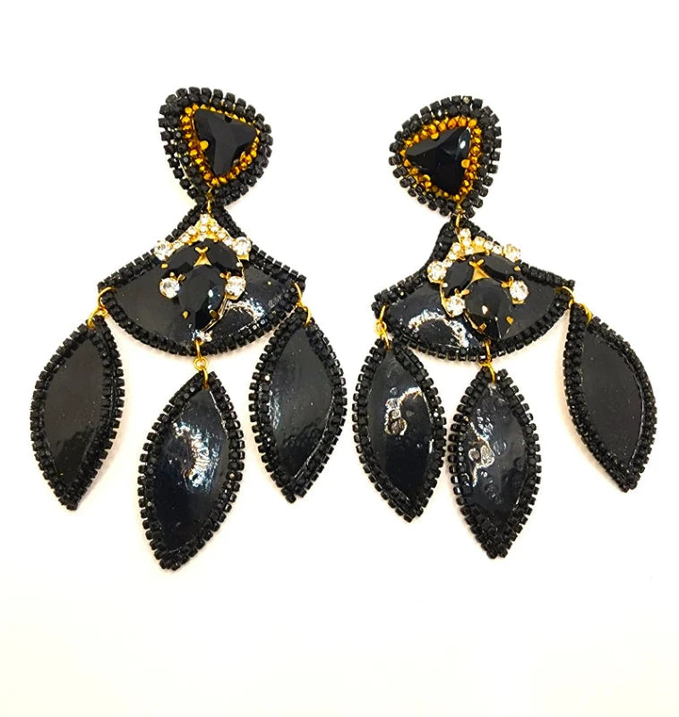 Discover natural elegance with our exclusive Totumo Black earrings, meticulously handcrafted from totumo, a treasure of the South American lush lands.