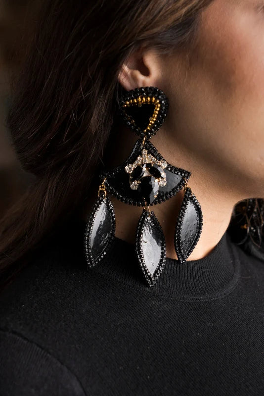 Discover natural elegance with our exclusive Totumo Black earrings, meticulously handcrafted from totumo, a treasure of the South American lush lands.