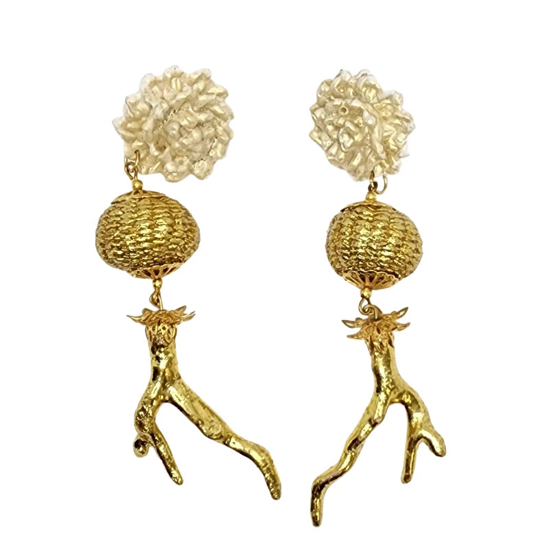 These earrings showcase a unique and striking design inspired by the beauty of organic textures. Featuring intricate golden coral details and delicate pearl-like flowers, they exude elegance and sophistication.