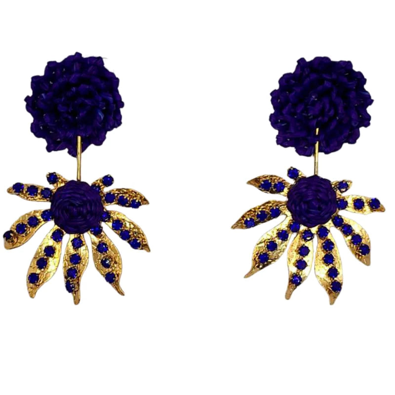 Celebrate the beauty of nature with our handmade blue flower and&nbsp;leaf accent, crafted from banana tree fibers and adorned with rhinestones and fine jewelry.
