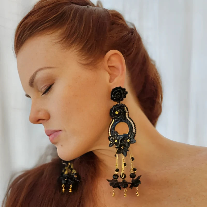 This exclusive Black & White fine jewelry Collection is a unique Design inspired in God's Beautiful creation of day and night. Handcrafted with Banana Tree Fibers painted flowers, painted Totumo fruit, gemas, Murano stones and jewelry.