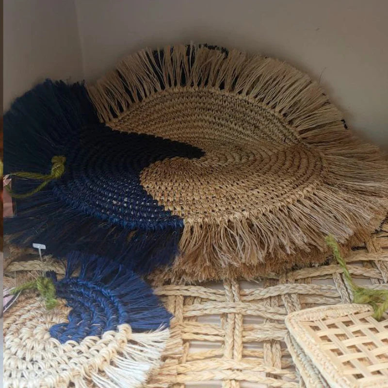 Add a touch of natural elegance to your home with our set of blue Fique placemats and coasters. These products have been carefully crafted to combine the beauty of Fique with everyday functionality.