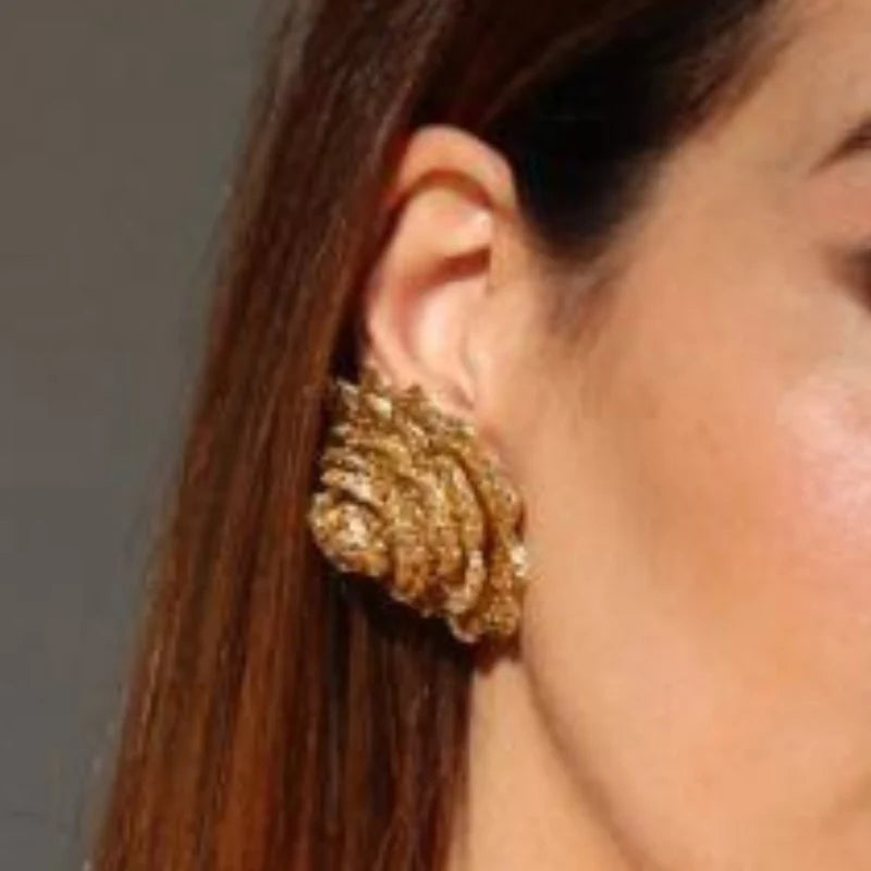 Our elegant flower cluster earrings are a stunning representation of nature’s beauty and intricate design.