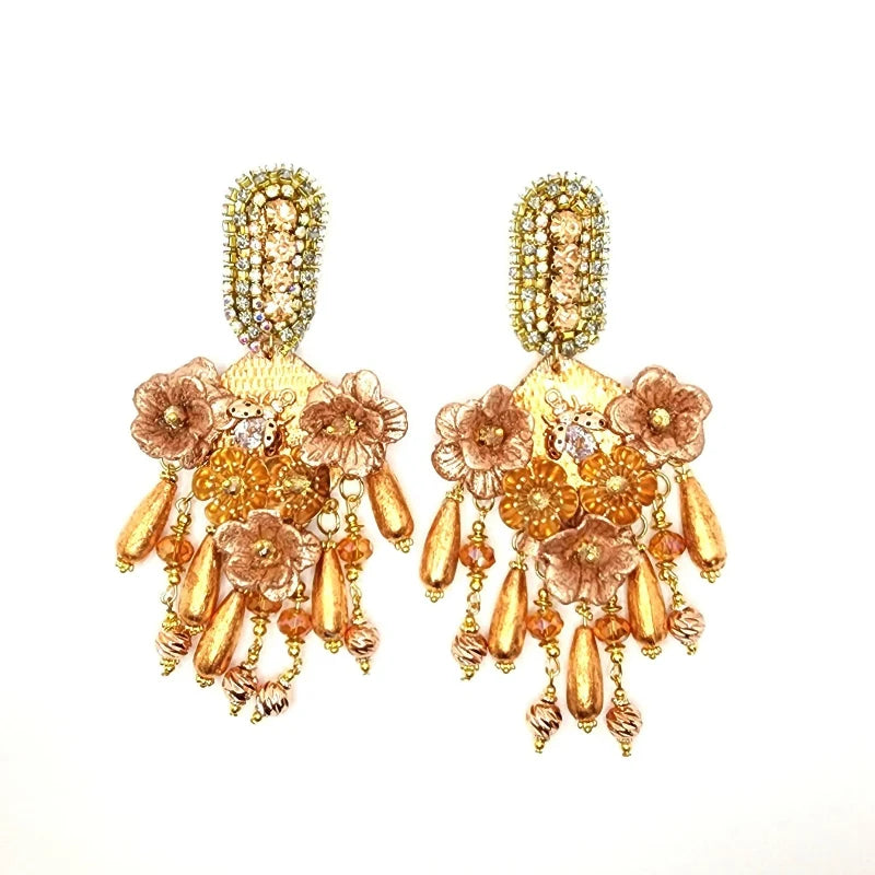 Elevate your style with these handcrafted Colombian earrings, featuring a cascading design made from banana fiber and totumo tree, delicately painted in rose gold.