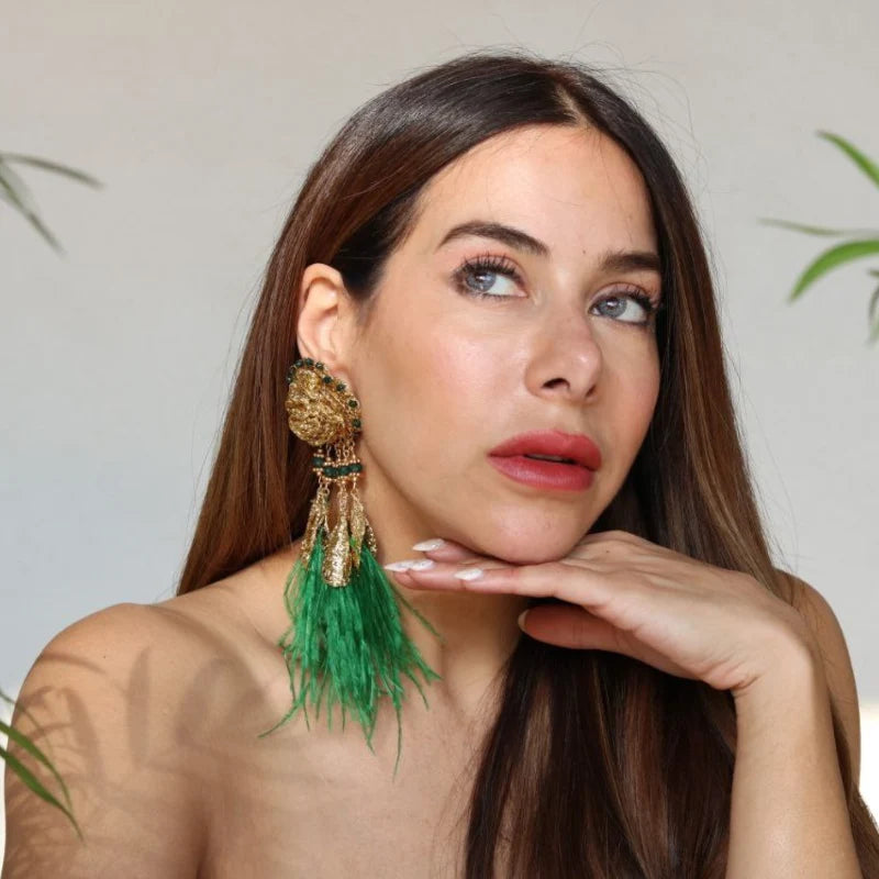 This breathtaking earring features one large, stunning flower at the top, with an exquisite pendant of delicate feathers. The rich green color symbolizes hope and renewal. Handcrafted with banana tree fibers, this design seamlessly blends nature’s beauty with artistry, creating a timeless accessory for any occasion
