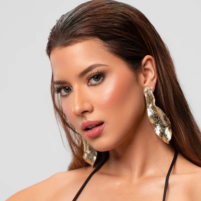 The luxury of nature, captured in a designer statement piece.
Elevate your presence with these extra long leaf earrings a statement design crafted for the confident woman who appreciates the true value of colombian artisanal jewelry. Inspired by the fluidity and commanding silhouette of nature, each pair features hand chiseled detailing, creating a unique texture designed to catch the light and radiate an infinite shine from every angle.