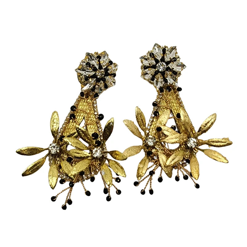These exquisite earrings are a true masterpiece of craftsmanship, featuring a base made from banana fibers that connect you to nature.