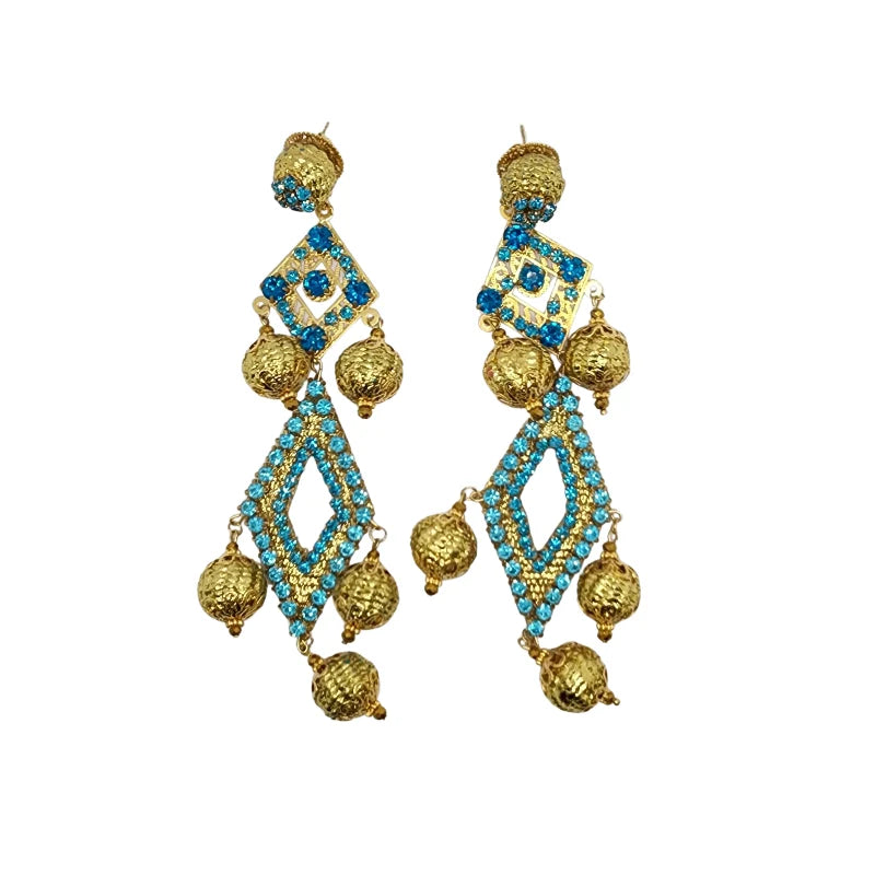 Embrace timeless beauty with these handcrafted Colombian earrings, diamond-shaped and made from banana fiber and totumo tree, hand-painted in radiant gold. 