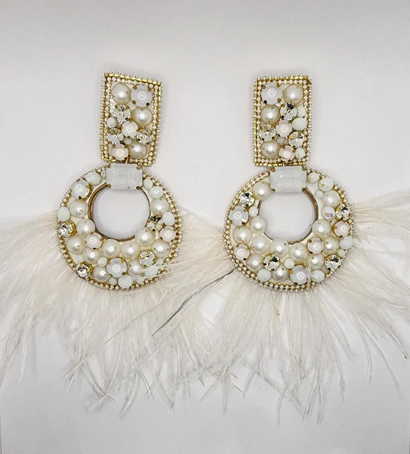 Hand-embroidered by skilled Colombian artisans, these earrings are crafted from 100% natural banana fiber in a captivating circular design.