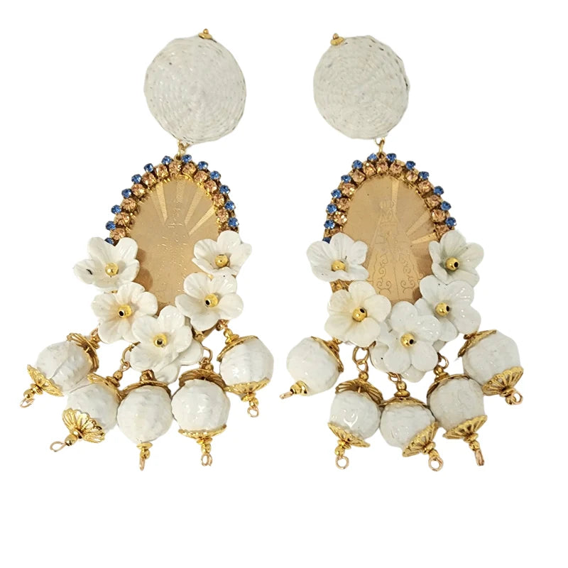 These white banana fiber earrings are a true handmade masterpiece, crafted by talented Colombian artisans.
