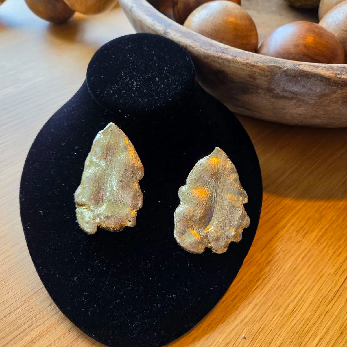 Their golden-tone finish brings a radiant warmth that frames the face with dramatic elegance. Thanks to their imposing volume and unique handcrafted design, they are the perfect accessory to elevate an evening look or to stand out as the statement piece for moments of ultimate distinction.